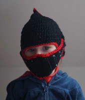 Casque rouge et noir en laine